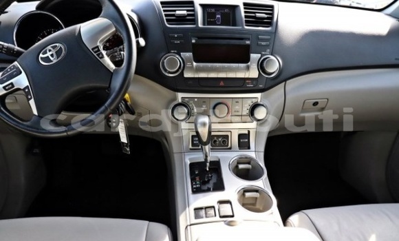 Acheter Import Voiture Toyota Highlander Blanc à Djibouti, Djibouti Region Acheter Import Voiture Toyota Highlander Blanc à Djibouti, Djibouti Region