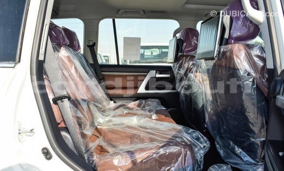 Buy Import Toyota Land Cruiser White Car in Import - Dubai in Ali Sabieh Region Buy Import Toyota Land Cruiser White Car in Import - Dubai in Ali Sabieh Region