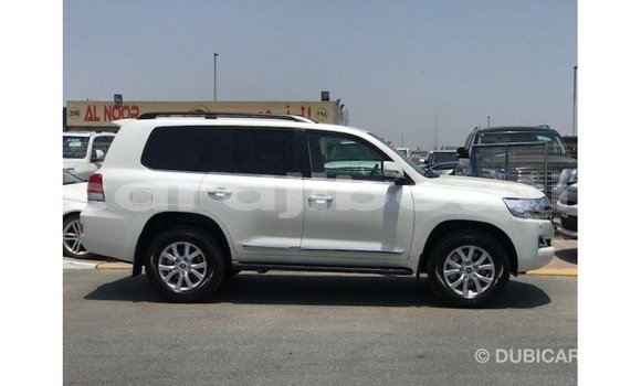 Acheter Import Voiture Toyota Land Cruiser Blanc à Import - Dubai, Ali Sabieh Region Acheter Import Voiture Toyota Land Cruiser Blanc à Import - Dubai, Ali Sabieh Region