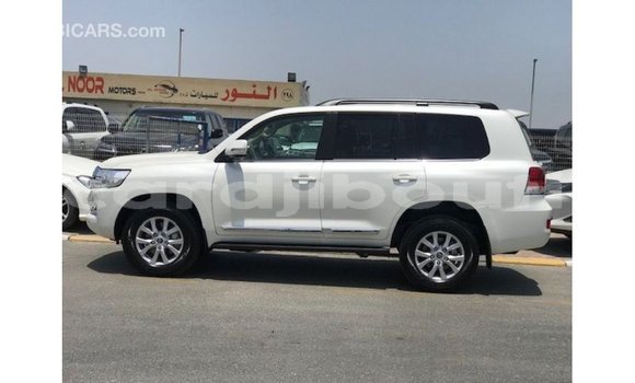 Acheter Import Voiture Toyota Land Cruiser Blanc à Import - Dubai, Ali Sabieh Region Acheter Import Voiture Toyota Land Cruiser Blanc à Import - Dubai, Ali Sabieh Region