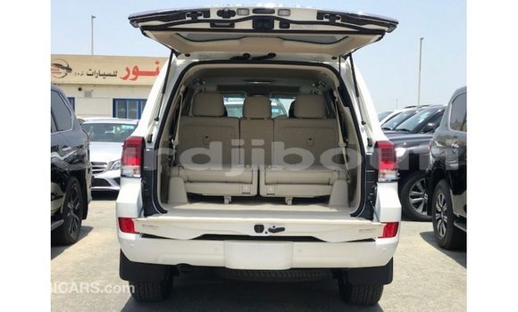 Acheter Import Voiture Toyota Land Cruiser Blanc à Import - Dubai, Ali Sabieh Region Acheter Import Voiture Toyota Land Cruiser Blanc à Import - Dubai, Ali Sabieh Region