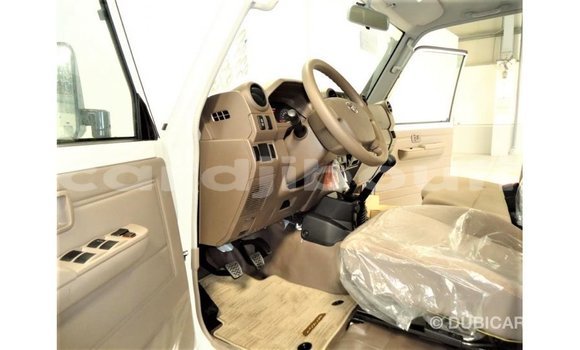 Acheter Import Voiture Toyota Land Cruiser Blanc à Import - Dubai, Ali Sabieh Region Acheter Import Voiture Toyota Land Cruiser Blanc à Import - Dubai, Ali Sabieh Region