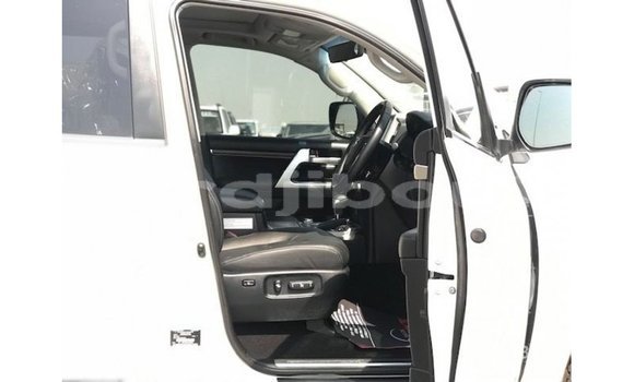 Acheter Import Voiture Toyota Land Cruiser Blanc à Import - Dubai, Ali Sabieh Region Acheter Import Voiture Toyota Land Cruiser Blanc à Import - Dubai, Ali Sabieh Region