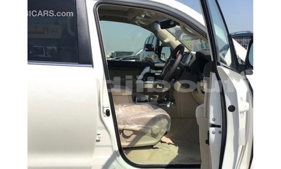 Acheter Import Voiture Toyota Land Cruiser Blanc à Import - Dubai, Ali Sabieh Region Acheter Import Voiture Toyota Land Cruiser Blanc à Import - Dubai, Ali Sabieh Region