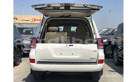 Acheter Import Voiture Toyota Land Cruiser Blanc à Import - Dubai, Ali Sabieh Region Acheter Import Voiture Toyota Land Cruiser Blanc à Import - Dubai, Ali Sabieh Region