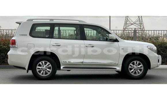 Acheter Import Voiture Toyota Land Cruiser Blanc à Import - Dubai, Ali Sabieh Region Acheter Import Voiture Toyota Land Cruiser Blanc à Import - Dubai, Ali Sabieh Region