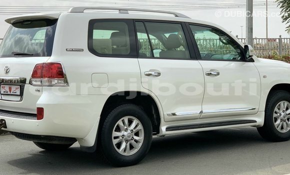 Acheter Import Voiture Toyota Land Cruiser Blanc à Import - Dubai, Ali Sabieh Region Acheter Import Voiture Toyota Land Cruiser Blanc à Import - Dubai, Ali Sabieh Region