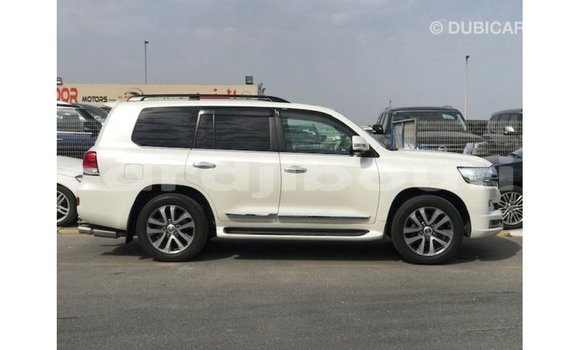Acheter Import Voiture Toyota Land Cruiser Blanc à Import - Dubai, Ali Sabieh Region Acheter Import Voiture Toyota Land Cruiser Blanc à Import - Dubai, Ali Sabieh Region