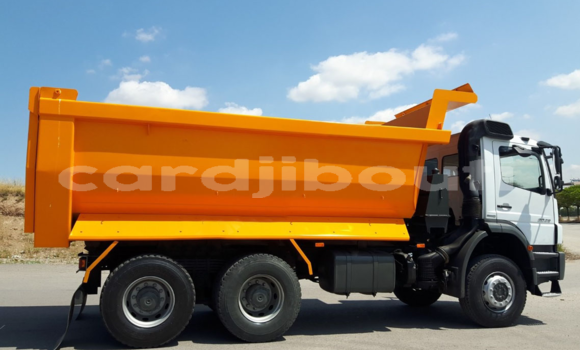 Acheter Occasion Utilitaire Mercedes‒Benz Truck Blanc à Djibouti, Djibouti Region Acheter Occasion Utilitaire Mercedes‒Benz Truck Blanc à Djibouti, Djibouti Region