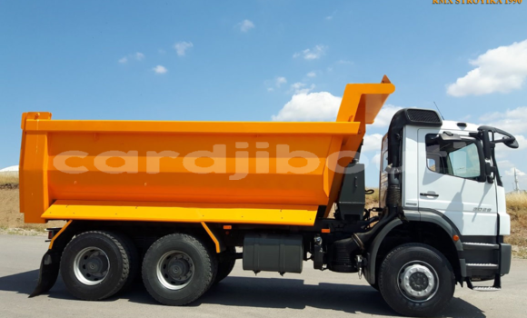 Acheter Occasion Utilitaire Mercedes‒Benz Truck Blanc à Djibouti, Djibouti Region Acheter Occasion Utilitaire Mercedes‒Benz Truck Blanc à Djibouti, Djibouti Region