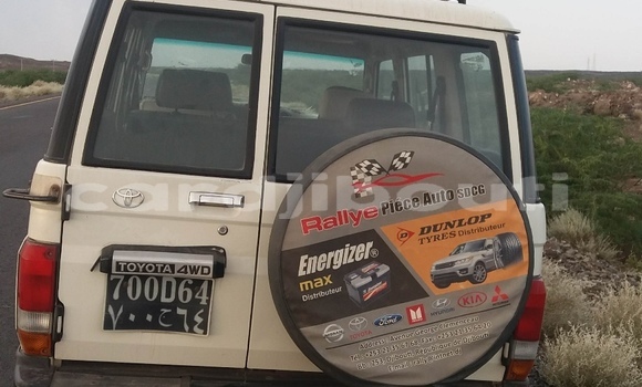 Acheter Occasion Voiture Toyota Land Cruiser Blanc à 'Ali Sabieh, Ali Sabieh Region Acheter Occasion Voiture Toyota Land Cruiser Blanc à 'Ali Sabieh, Ali Sabieh Region