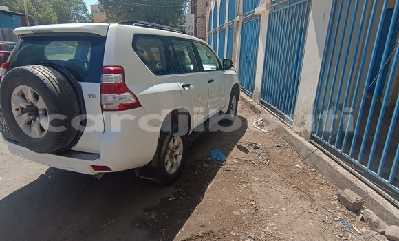 Acheter Occasion Voiture Toyota Prado Blanc à Djibouti, Djibouti Region Acheter Occasion Voiture Toyota Prado Blanc à Djibouti, Djibouti Region