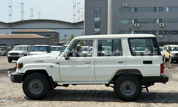 Acheter Occasion Voiture Toyota Land Cruiser Blanc à Djibouti, Djibouti Region Acheter Occasion Voiture Toyota Land Cruiser Blanc à Djibouti, Djibouti Region