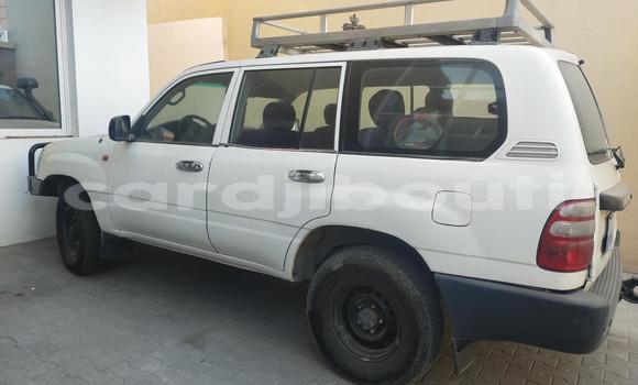 Acheter Occasion Voiture Toyota Land Cruiser Prado Blanc à Djibouti city, East africa Acheter Occasion Voiture Toyota Land Cruiser Prado Blanc à Djibouti city, East africa