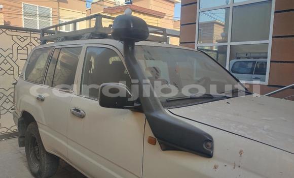 Acheter Occasion Voiture Toyota Land Cruiser Prado Blanc à Djibouti city, East africa Acheter Occasion Voiture Toyota Land Cruiser Prado Blanc à Djibouti city, East africa