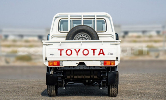 Buy Used Toyota Land Cruiser White Car in Djibouti in Djibouti Region Buy Used Toyota Land Cruiser White Car in Djibouti in Djibouti Region