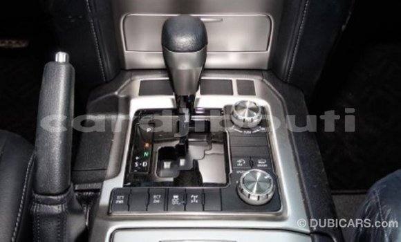 Acheter Import Voiture Toyota Land Cruiser Blanc à Import - Dubai, Ali Sabieh Region Acheter Import Voiture Toyota Land Cruiser Blanc à Import - Dubai, Ali Sabieh Region