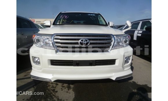 Acheter Import Voiture Toyota Land Cruiser Blanc à Import - Dubai, Ali Sabieh Region Acheter Import Voiture Toyota Land Cruiser Blanc à Import - Dubai, Ali Sabieh Region