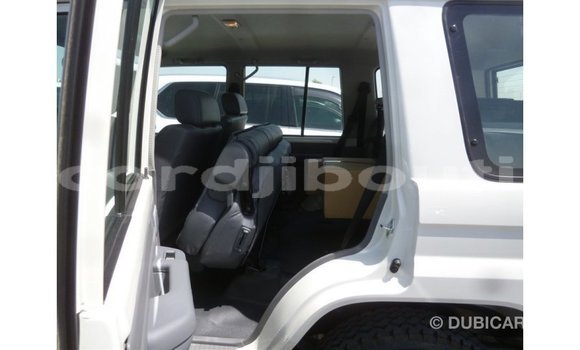 Acheter Import Voiture Toyota Land Cruiser Blanc à Import - Dubai, Ali Sabieh Region Acheter Import Voiture Toyota Land Cruiser Blanc à Import - Dubai, Ali Sabieh Region