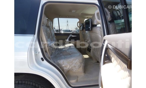 Acheter Import Voiture Toyota Land Cruiser Blanc à Import - Dubai, Ali Sabieh Region Acheter Import Voiture Toyota Land Cruiser Blanc à Import - Dubai, Ali Sabieh Region
