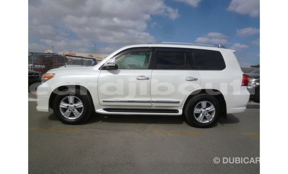 Acheter Import Voiture Toyota Land Cruiser Blanc à Import - Dubai, Ali Sabieh Region Acheter Import Voiture Toyota Land Cruiser Blanc à Import - Dubai, Ali Sabieh Region