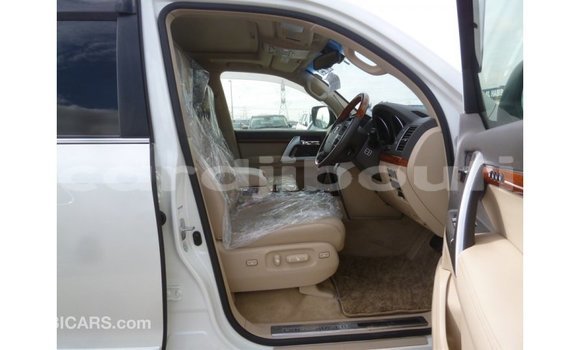 Acheter Import Voiture Toyota Land Cruiser Blanc à Import - Dubai, Ali Sabieh Region Acheter Import Voiture Toyota Land Cruiser Blanc à Import - Dubai, Ali Sabieh Region