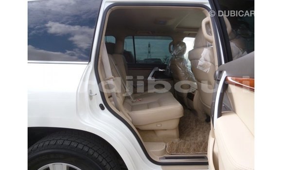 Acheter Import Voiture Toyota Land Cruiser Blanc à Import - Dubai, Ali Sabieh Region Acheter Import Voiture Toyota Land Cruiser Blanc à Import - Dubai, Ali Sabieh Region