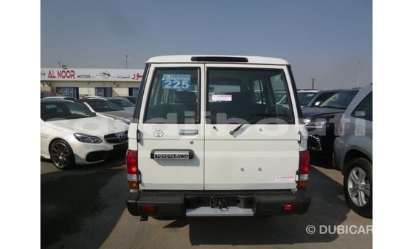 Acheter Import Voiture Toyota Land Cruiser Blanc à Import - Dubai, Ali Sabieh Region Acheter Import Voiture Toyota Land Cruiser Blanc à Import - Dubai, Ali Sabieh Region