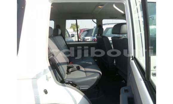 Acheter Import Voiture Toyota Land Cruiser Blanc à Import - Dubai, Ali Sabieh Region Acheter Import Voiture Toyota Land Cruiser Blanc à Import - Dubai, Ali Sabieh Region