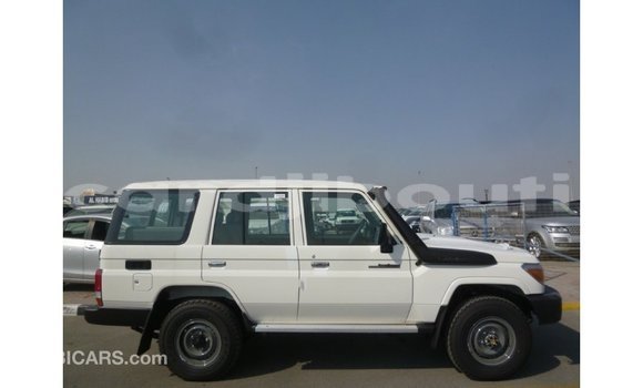 Acheter Import Voiture Toyota Land Cruiser Blanc à Import - Dubai, Ali Sabieh Region Acheter Import Voiture Toyota Land Cruiser Blanc à Import - Dubai, Ali Sabieh Region