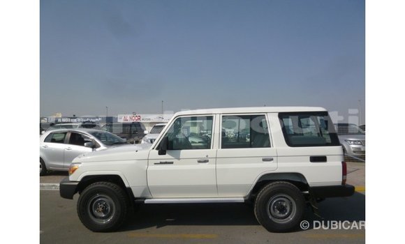 Acheter Import Voiture Toyota Land Cruiser Blanc à Import - Dubai, Ali Sabieh Region Acheter Import Voiture Toyota Land Cruiser Blanc à Import - Dubai, Ali Sabieh Region