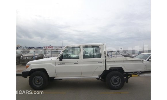 Acheter Import Voiture Toyota Land Cruiser Blanc à Import - Dubai, Ali Sabieh Region Acheter Import Voiture Toyota Land Cruiser Blanc à Import - Dubai, Ali Sabieh Region