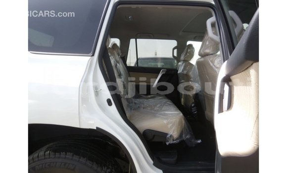 Acheter Import Voiture Toyota Prado Blanc à Import - Dubai, Ali Sabieh Region Acheter Import Voiture Toyota Prado Blanc à Import - Dubai, Ali Sabieh Region