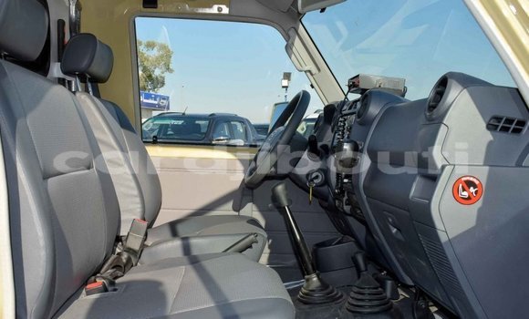 Buy New Toyota Land Cruiser Beige Car in Alaili Dadda in Obock Buy New Toyota Land Cruiser Beige Car in Alaili Dadda in Obock