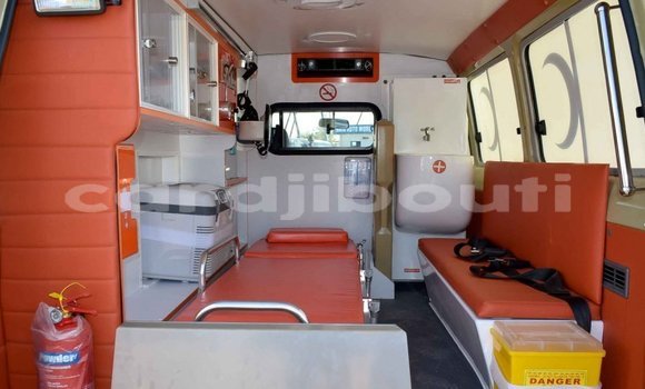 Buy New Toyota Land Cruiser Beige Car in Alaili Dadda in Obock Buy New Toyota Land Cruiser Beige Car in Alaili Dadda in Obock