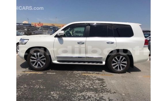 Acheter Import Voiture Toyota Land Cruiser Blanc à Import - Dubai, Ali Sabieh Region Acheter Import Voiture Toyota Land Cruiser Blanc à Import - Dubai, Ali Sabieh Region