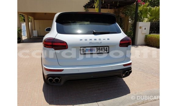 Acheter Import Voiture Porsche Cayenne Blanc à Import - Dubai, Ali Sabieh Region Acheter Import Voiture Porsche Cayenne Blanc à Import - Dubai, Ali Sabieh Region