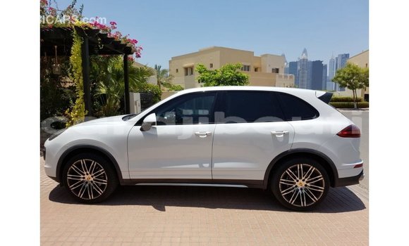 Acheter Import Voiture Porsche Cayenne Blanc à Import - Dubai, Ali Sabieh Region Acheter Import Voiture Porsche Cayenne Blanc à Import - Dubai, Ali Sabieh Region