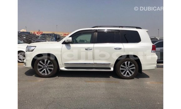 Acheter Import Voiture Toyota Land Cruiser Blanc à Import - Dubai, Ali Sabieh Region Acheter Import Voiture Toyota Land Cruiser Blanc à Import - Dubai, Ali Sabieh Region
